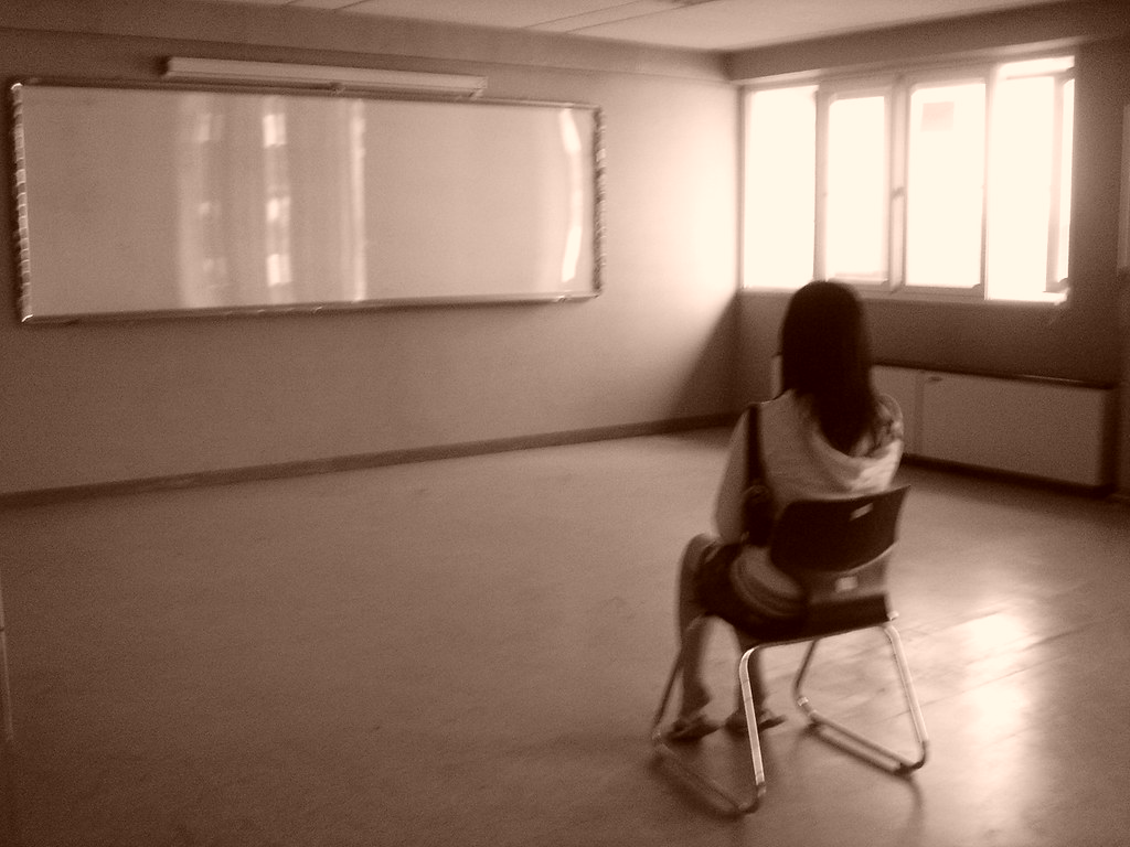 Leerer Klassenraum im Nachmittagslicht – Symbol für Erschöpfung und emotionale Überlastung im Lehrer:innenberuf