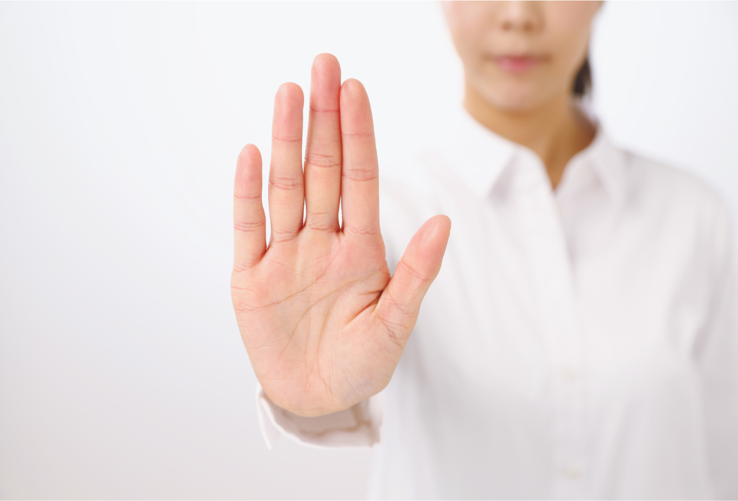 Hand mit Stoppgeste als Symbol für klare Grenzen im Lehrer:innenalltag